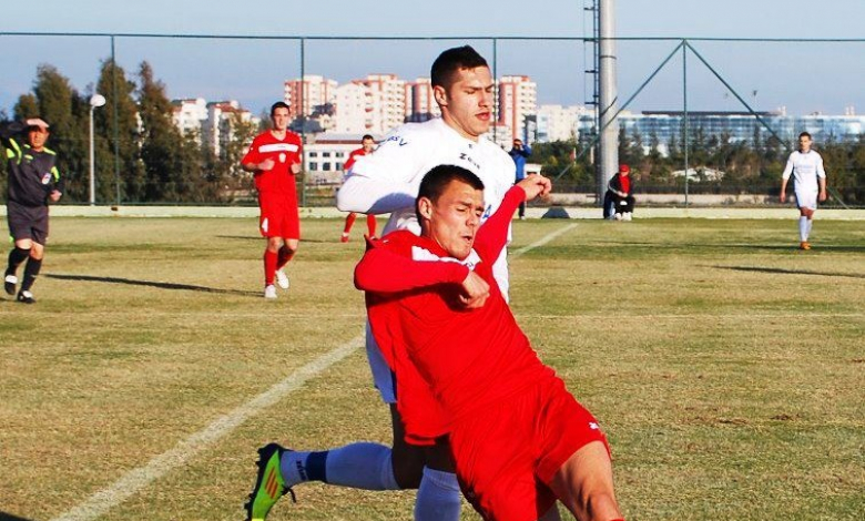 Мартин Газиев (в червено) дебютира за Работнички 