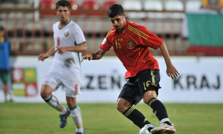 Велев и съотборниците му в юношеския национален отбор паднаха с 0:4 от Испания на Европейското в Чехия през 2008 година
