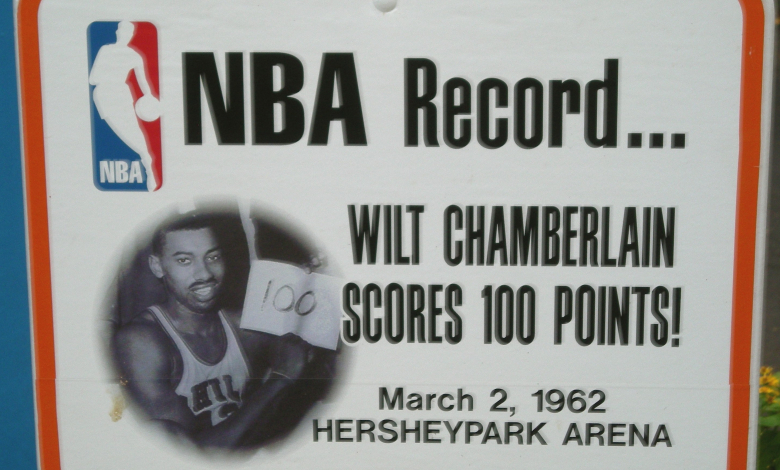Табелата пред залата, отбелязваща рекорда на Уилс Чембърлейн