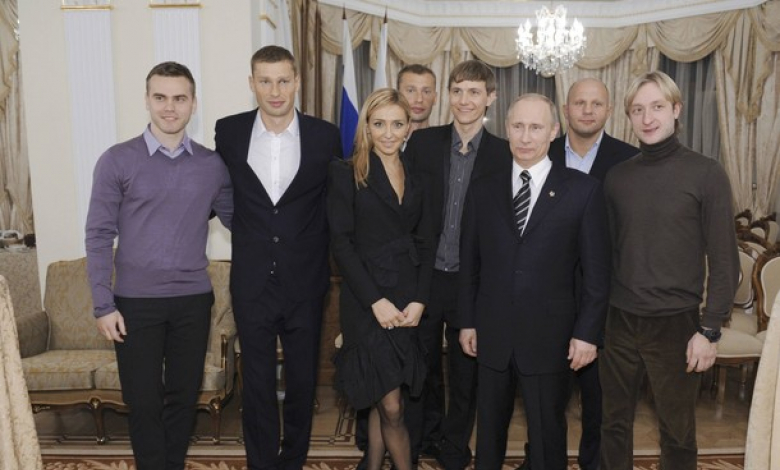 Игор Акинфеев (крайният вляво) позира с други спортисти и Владимир Путин