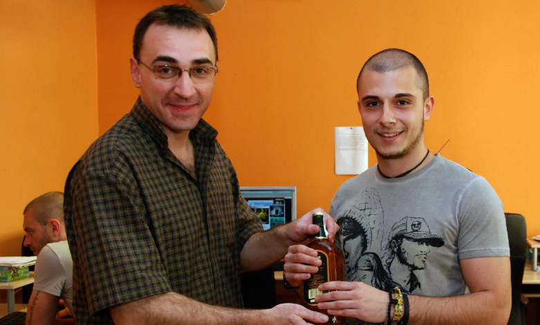 Ивайло Димитров (вдясно) получи наградата си
Снимка ИВАН ГРИГОРОВ