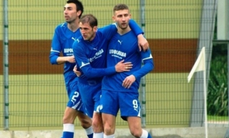 Васил Калоянов (номер 9) като играч на Черноморец (Поморие)