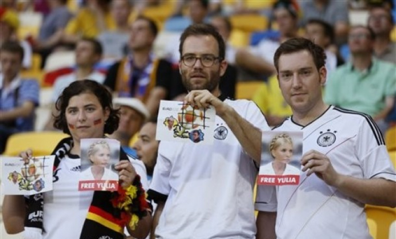 Някои фенове пък поискаха свобода за бившия премиер на Украйна Юлия Тимошенко