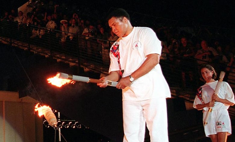 Али с олимпийския огън през 1996 година

