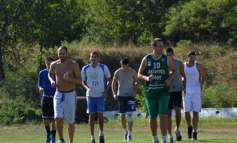 Данчо Бозов (голият) се поти на първата тренировка
Снимка: botevgrad.com.
