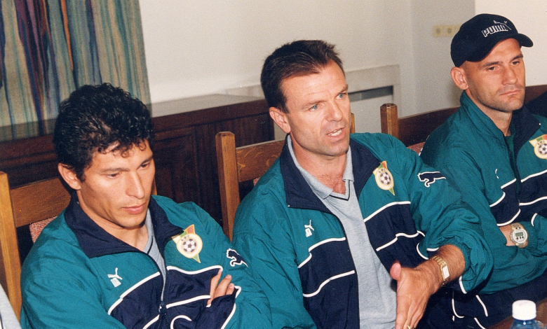 Селекционерът Стойчо Младенов с двамата лидери на отбора - Балъков и Здравко Здравков