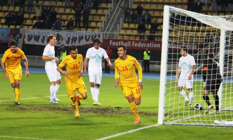 Защитникът на &quot;Ботев&quot; (Пловдив) Бобан Грънчаров (най-вляво) изведе Македония с капитанската лента снощи /Снимка: macedoniaonline.eu