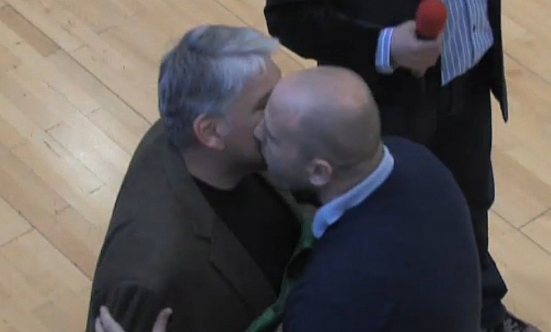 Тити Папазов в приятелска прегръдка със Сашо Чакмаков