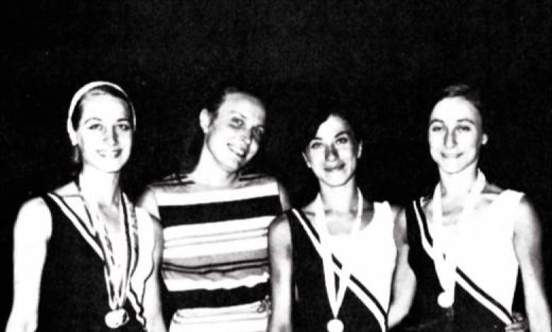 Жулиета Шишманова с три от “златните” си момичета (от ляво на дясно): Мария Гигова, Румяна Стефанова и Нешка Робева