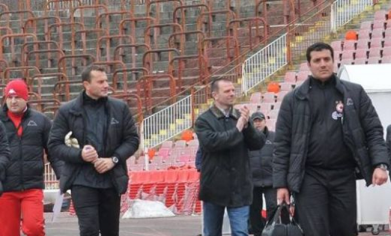 Миладинов (вдясно) няма повече да работи с първия отбор