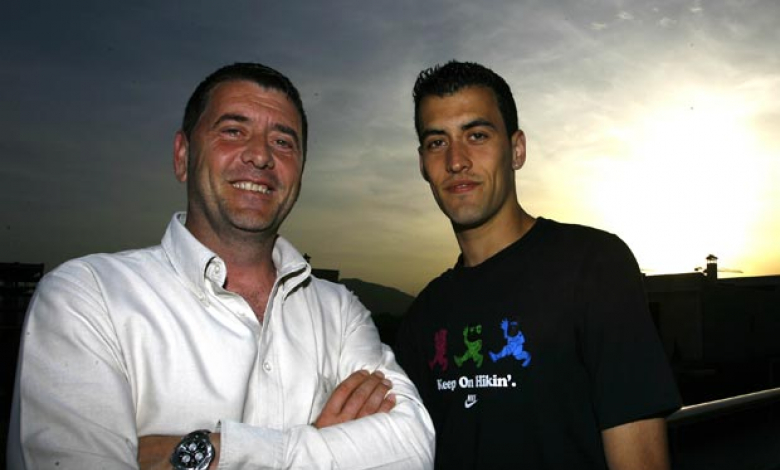 Бившият вратар Карлес Бускетс позира със сина си Серхио Бускетс