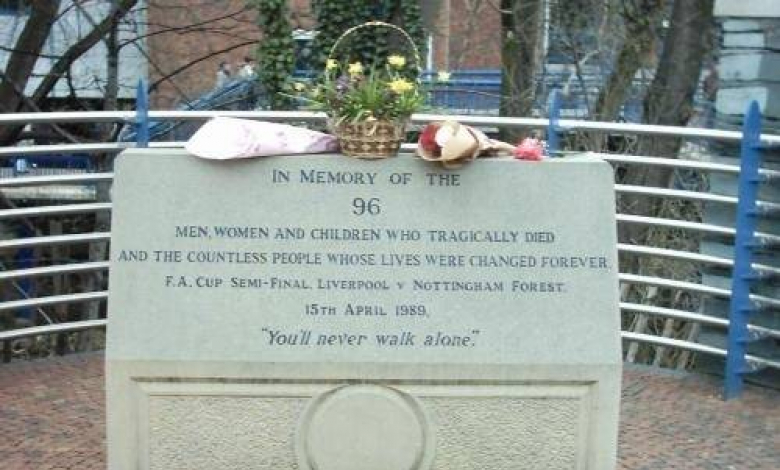 Мемориалът на загиналите фенове на Ливърпул до стадион Хилзбъро