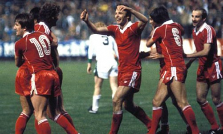 Футболистите на Айнтрахт се радват след триумфа си през 1980 година