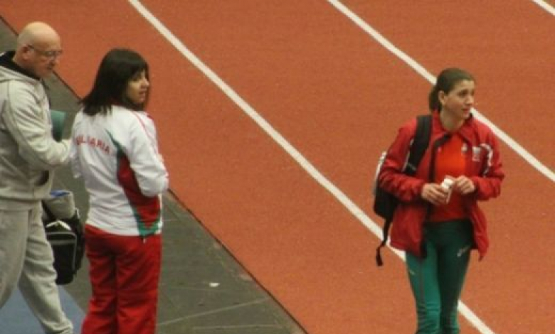 Силвия Дънекова (вдясно) ще премине през квалификациите на 3000 метра стипълчейс