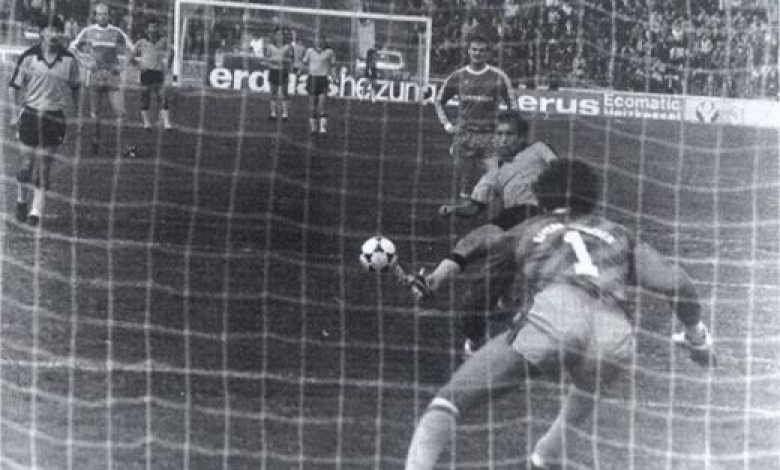 Коце Костадинов вкарва дузпа за 2:0 срещу Байерн Мюнхен. Още един гол и баварците щяха да бъдат на колене...
