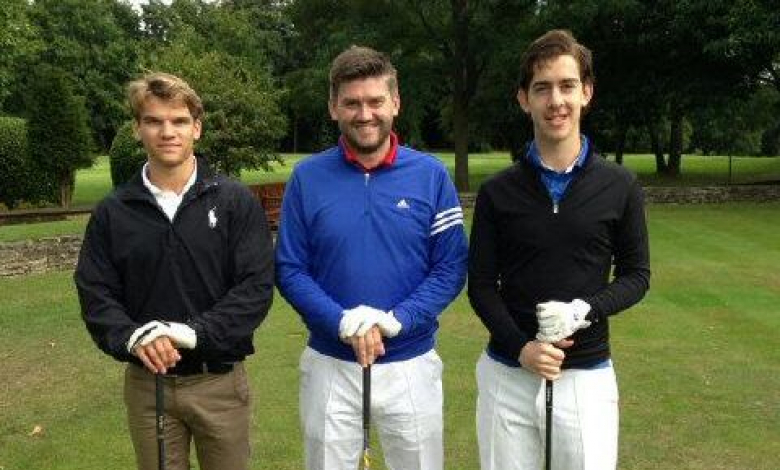 Барни Дейвис (вдясно) и Лорънс Боукс (в средата) с приятел на голф
