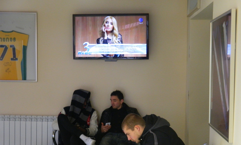 Снимки: БЛИЦ
Цветелина Янева (на телевизора) сериозно забавлява футболистите на ЦСКА