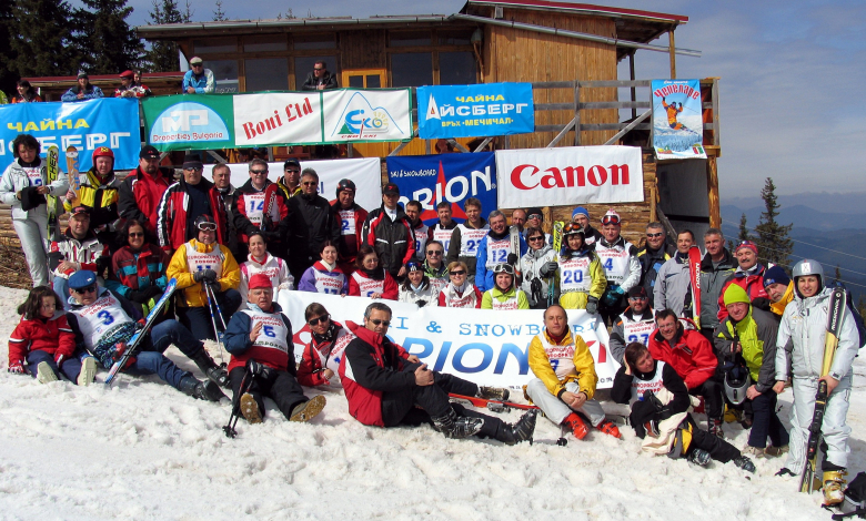 И настроението на участниците е слънчево в едно от най-масовите досега журналистически първенства по ски – на писта Мечи чал над Чепеларе. В средата на втория ред клекнали е единствената ни шампионка в Зимна Олимпиада – Катя Дафовска.