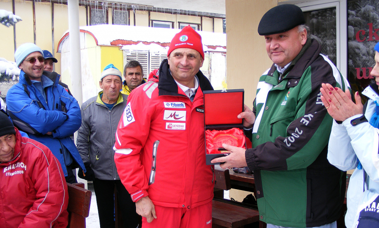 Петър Панков (в червено) е единственият ни представител в мъжкото ски бягане в Гренобъл