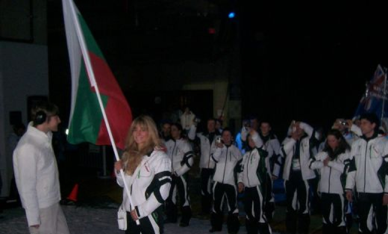 Александра Жекова развя българския флаг на откриването във Ванкувър