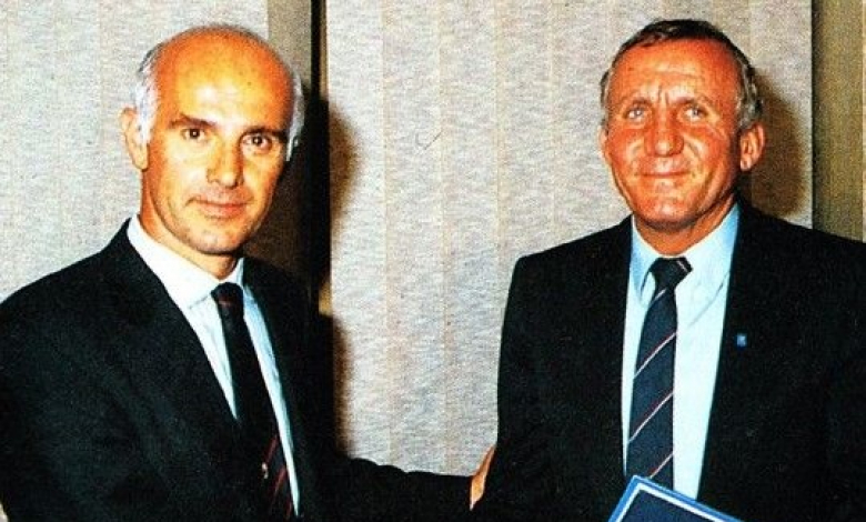 Васил Методиев като наставник на &quot;Левски&quot; се поздравява с легендарния треньор на Милан Ариго Саки преди срещата между двата отбора в турнира за купата на европейските шампиони (КЕШ) през 1988 г. (&quot;сините&quot; записват загуби с 0:2 и 2:5)