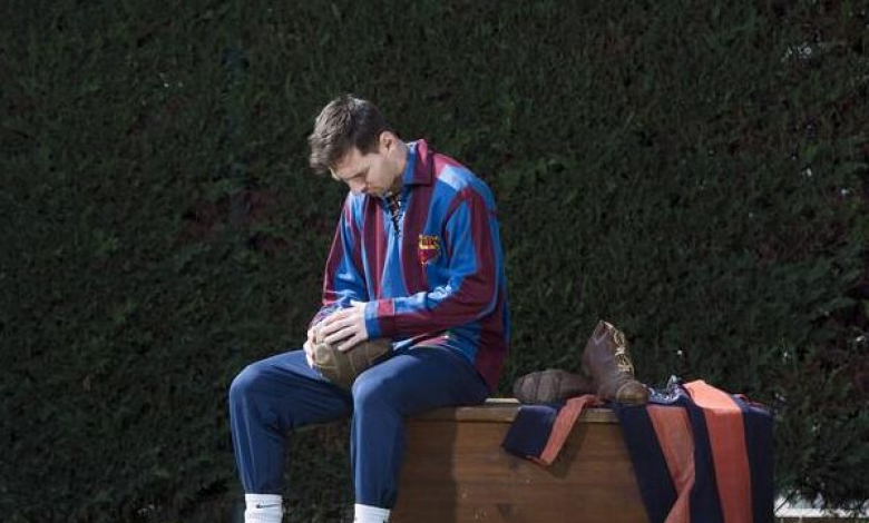 Меси с фланелка, бутонки и топка, които са били на предишния голмайстор за всички времена в Барселона Паулино Алкантара
