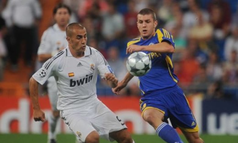 Владислав Мирчев (вдясно) като играч на БАТЕ Борисов срещу Фабио Канаваро от Реал (Мадрид)