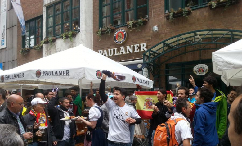 Испанските фенове скандират пред една от бирариите в Мюнхен