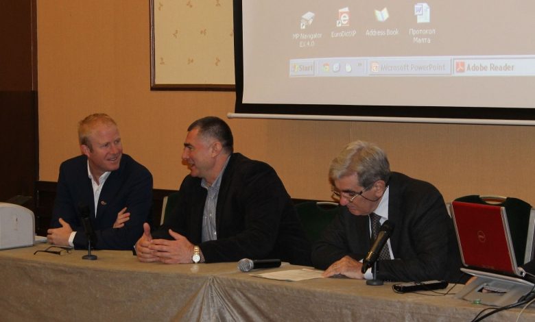 Добромир Карамаринов разговаря с Тома Камдевил (вляво) и д-р Джузепе Фискето (вдясно)