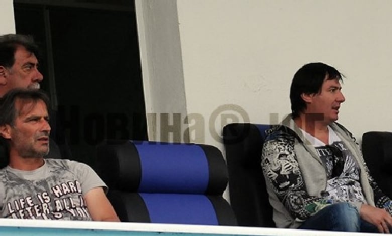 Едно кресло делеше през второто полувреме Димчо Марков и Сталев (вдясно) /Снимка: Новинар Юг
