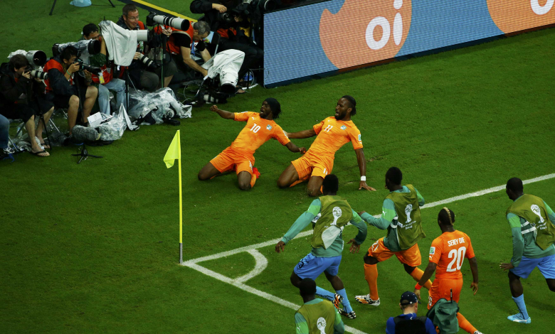 Жервиньо и Дрогба празнуват гола на нападателя на Рома за 2:1 / снимка: REUTERS