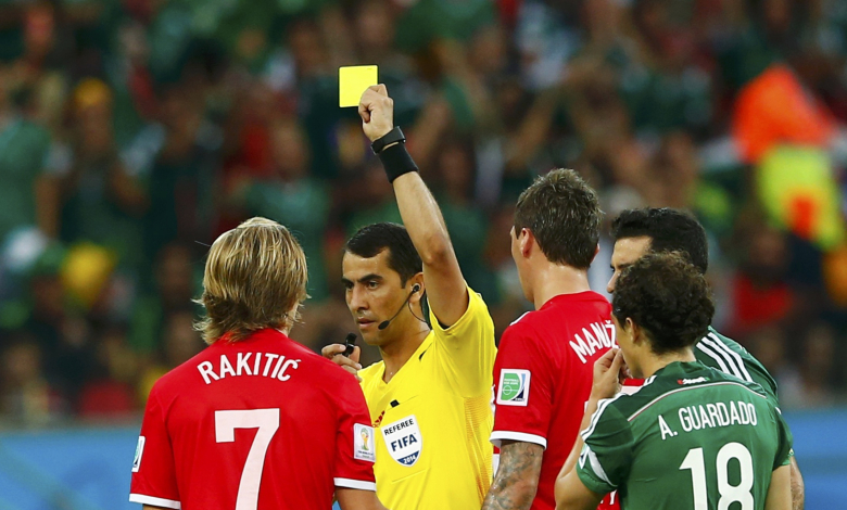 Първият жълт картон в мача е показан на Иван Ракитич / снимка: REUTERS