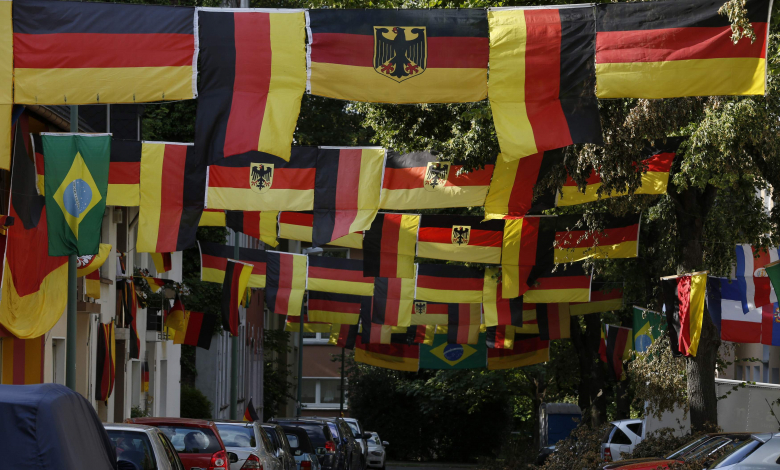 цяла улица с германски флагове в Есен / снимка: REUTERS