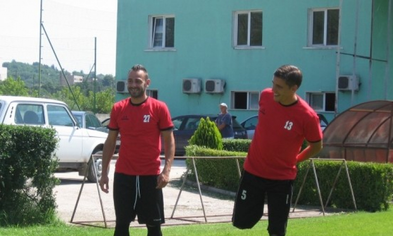 Борислав Балджийски (вляво) с екипа на Локомотив (Мездра) /Снимка: &quot;Дарик&quot;