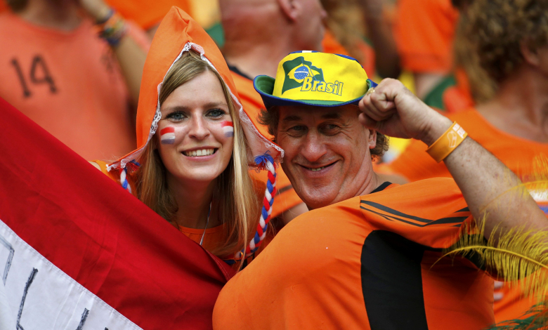 Колоритни фенове на Холандия / снимка: REUTERS