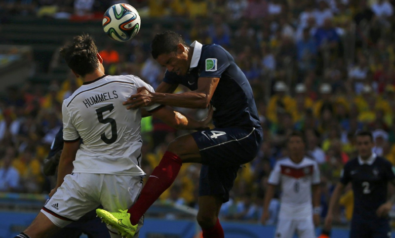 Хумелс спори с Варан преди да прати топката във вратата на Франция /Снимка: REUTERS