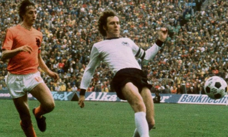 Снимка: Билд, ФРГ (Федерална Република Германия) побеждава Холандия с 2:1 на финала на Мондиал 1974, а тук Франц Бекенбауер чисти топката пред погледа на Йохан Кройф