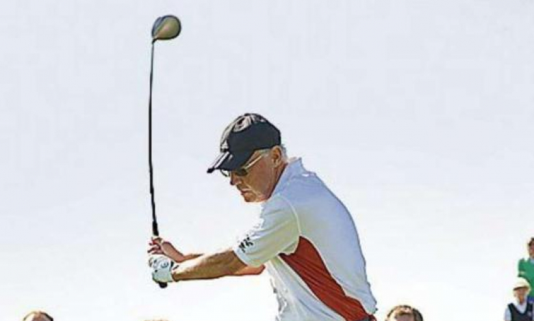 Снимка: Билд, Бекенбауер се готви да удари топката със стика за голф
