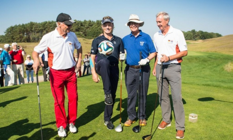 Снимка: Билд, Бекенбауер (вляво) и Кройф показват своите голф умения