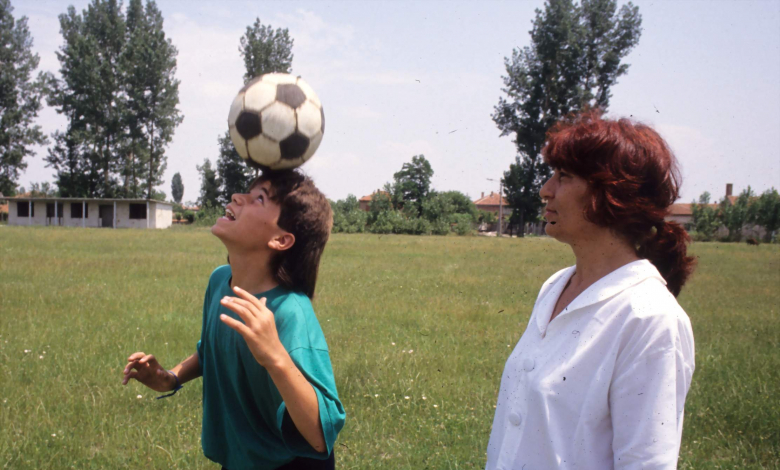 20 юни 1992 г. Малкият Цанко Стоичков показва на мама Пенка какво е научил от батко си в родното Ясно поле (Снимка: Иван ГРИГОРОВ)
