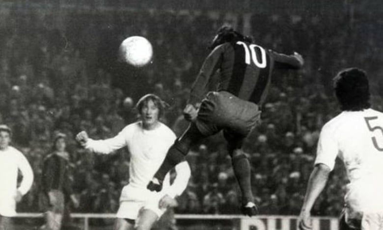 Сотил бележи петия гол при победата на Барселона с 5:0 през 1974 г.