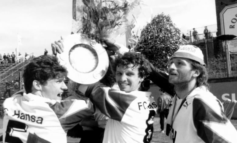 Последният шампион на ГДР Ханза празнува титлата си - първа и последна в историята на клуба