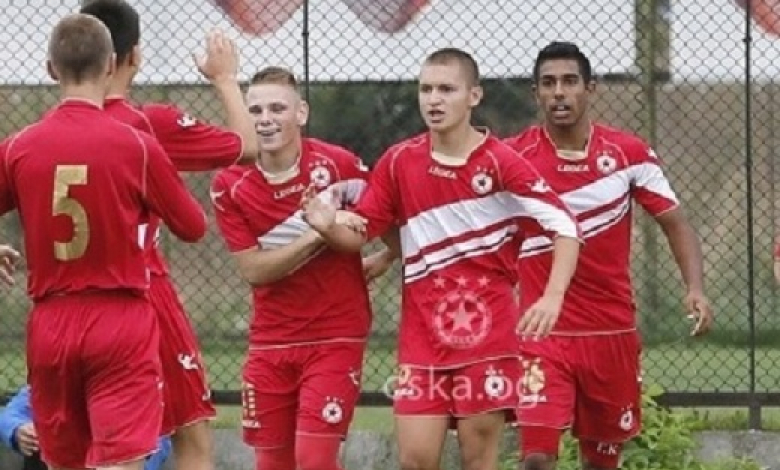 Тодор Кръстев (кратният вдясно) вече носи зеления екип
