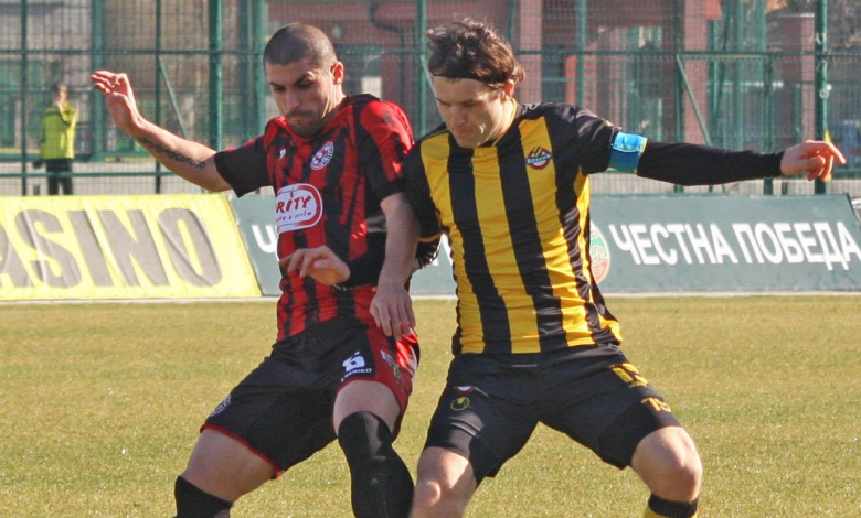 Атанас Фиданин опитва да отнеме топката от Иван Цветков