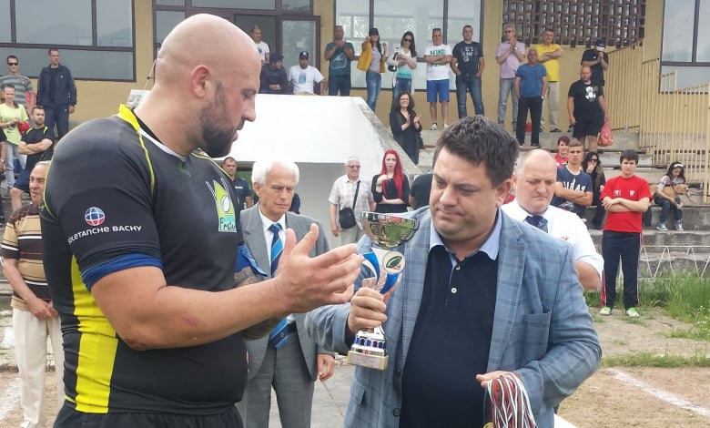 Президентът на федерацията Атанас Зафиров връчва купата на шампионите