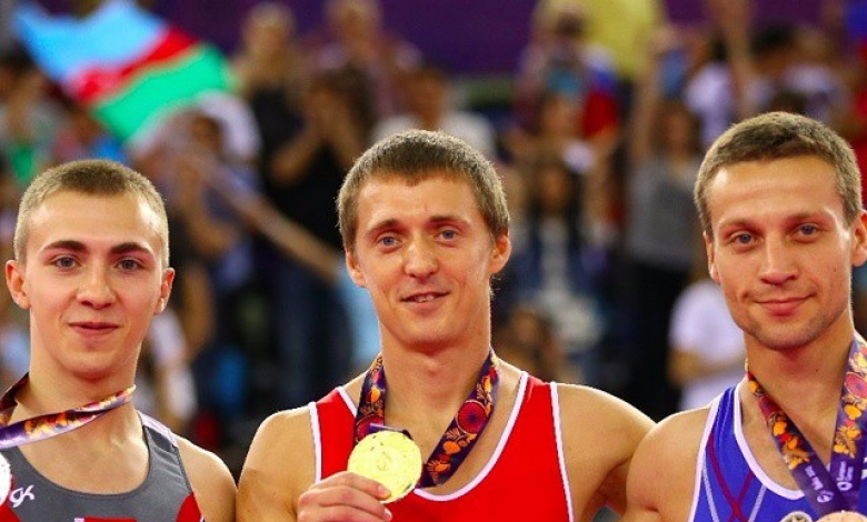 Дмитри Ушаков позира с медала си в единичните скокове