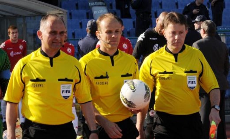 Николай Йорданов (в средата) ще свири мача в Пловдив