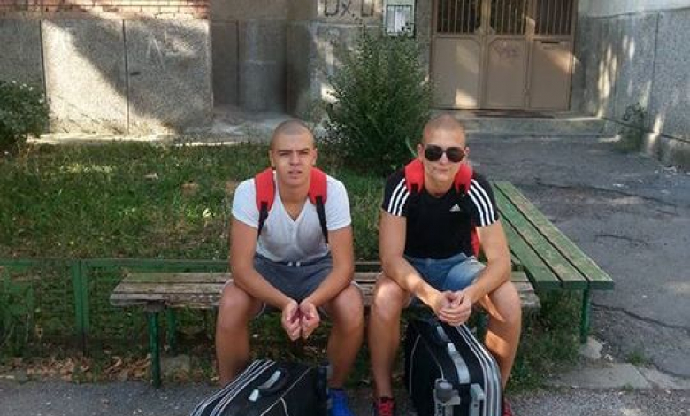 Играчите на Мастер Даниел Николов (вляво) и Дамян Гелев преди заминаването за Смедерево 