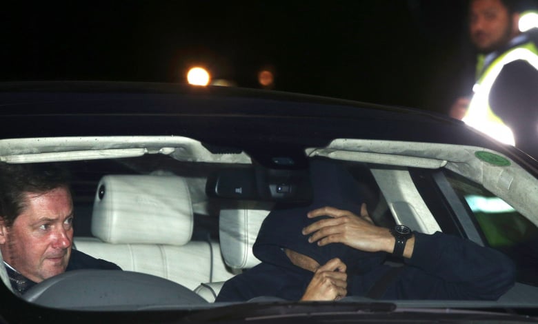 Жозе Моуриньо напуска базата на Челси, след като беше уволнен като мениджър на тима/снимка: REUTERS