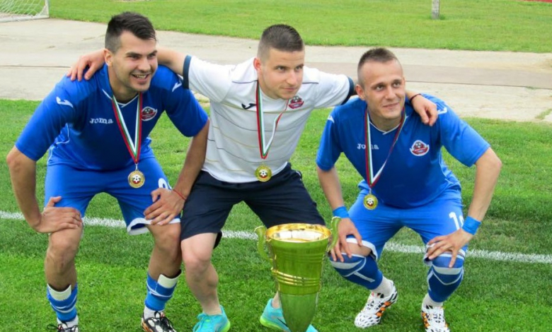 Християн Попов (най-вляво) отново ще играе за родния си клуб